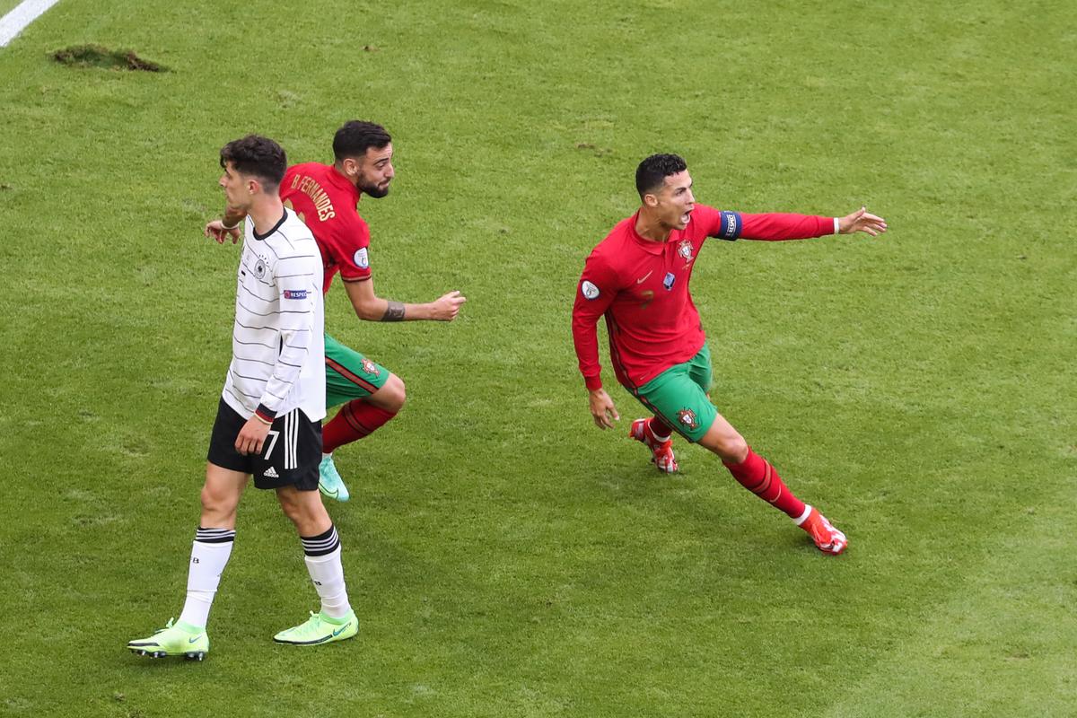 德国vs葡萄牙打在立柱上的球的相关图片