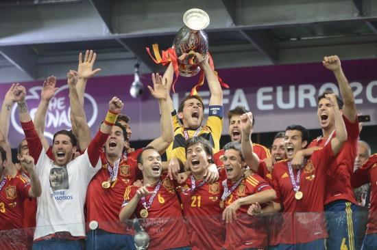 西班牙三夺欧洲杯冠军的相关图片